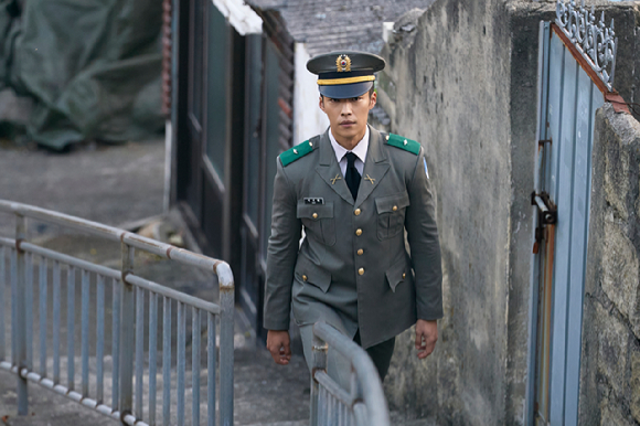 '메이드 인 코리아' 우민호 감독이 인터뷰에 앞서 사진촬영을 하고 있다. [사진=월트디즈니 컴퍼니 코리아]