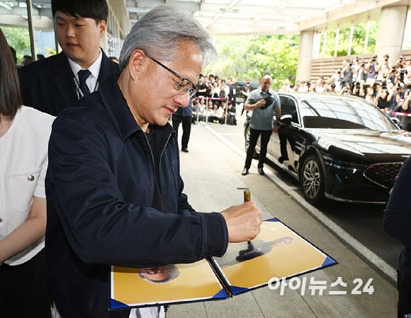젠슨 황 엔비디아 최고경영자(CEO)가 5일 오후 전세기를 통해 서울김포비즈니스항공센터로 입국해 시민들의 사인 요청에 응하고 있다. [사진=정소희 기자]