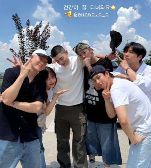 차은우가 아스트로 멤버들과 최유정의 배웅 속 훈련소에 입소했다. [사진=최유정 SNS]