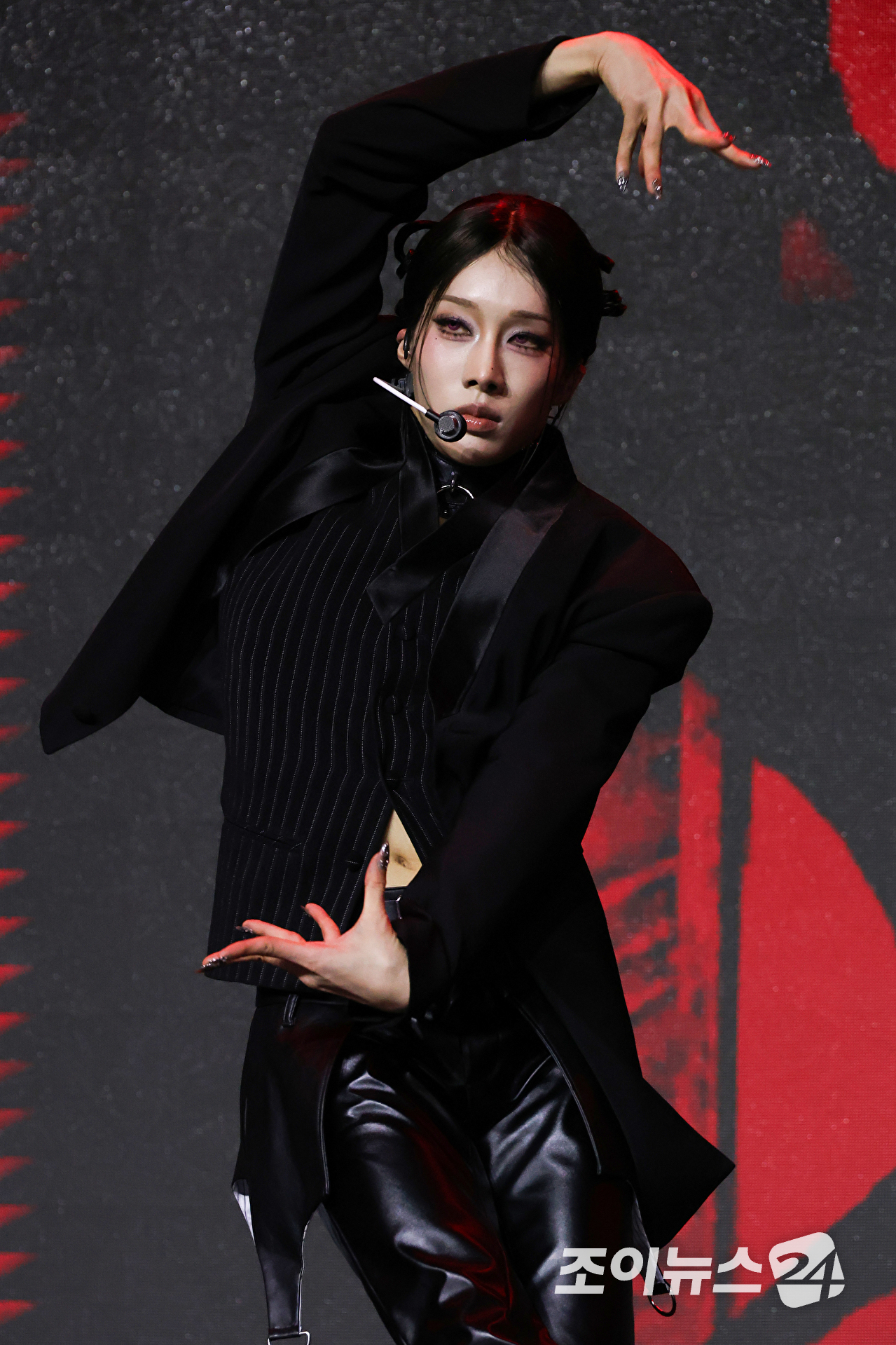 그룹 엑스러브 루이가 28일 서울 마포구 상암동 큐브컨벤션센터에서 진행된 엑스러브(XLOV) 세 번째 미니앨범 'i=!' 발매 기념 쇼케이스에 참석해 열띤 무대를 펼치고 있다. [사진=문수지 기자]