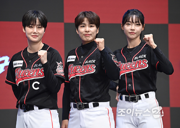 전 핸드볼선수 김온아, 전 유도선수 김성연, 육상선수 김민지가 25일 서울 구로구 더 세인트 신도림에서 열린 채널A 야구여왕' 제작발표회에서 포즈를 취하고 있다. [사진=곽영래 기자]