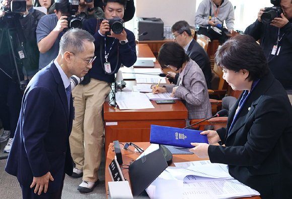  21일 국회 '윤석열 정권 정치검찰 조작기소 의혹 사건 진상규명' 국정조사특별위원회에서 열린 서해 공무원 피격&middot;통계조작&middot;'윤석열 명예훼손' 허위보도 조작기소 의혹 사건에 대한 청문회에서 김규현 전 국가정보원장이 증인선서 후 서영교 위원장에게 선서문을 제출하고 있다. 2026.4.21 [사진=연합뉴스]