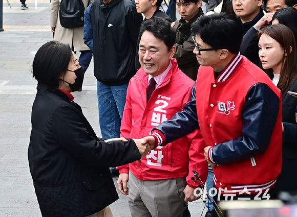 한동훈 국민의힘 비상대책위원장과 박용찬 영등포을 후보가 25일 오전 서울 영등포구 여의도역에서 출근길 인사를 하고 있다. [사진=곽영래 기자]