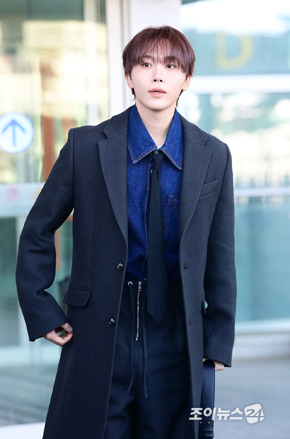 그룹 세븐틴 부승관이 20일 해외 일정 참석 차 인천국제공항을 통해 출국하고 있다. [사진=정소희 기자]