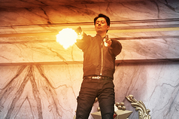 디즈니플러스 드라마 '무빙' 스틸컷. 배우 조인성이 작중 초능력자 김두식 역을 맡았다. [사진=디즈니플러스]