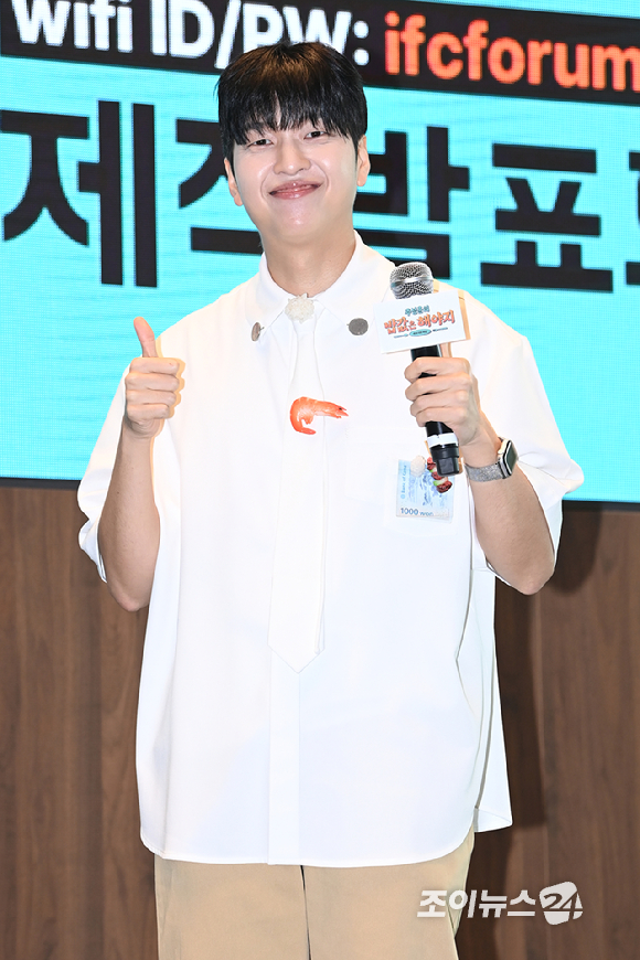 개그맨 유재필이 23일 오전 서울 영등포구 여의도동 TwoIFC에서 열린 EBS, ENA 공동제작 '추성훈의 밥값은 해야지' 제작발표회에 참석해 포즈를 취하고 있다. [사진=문수지 기자]