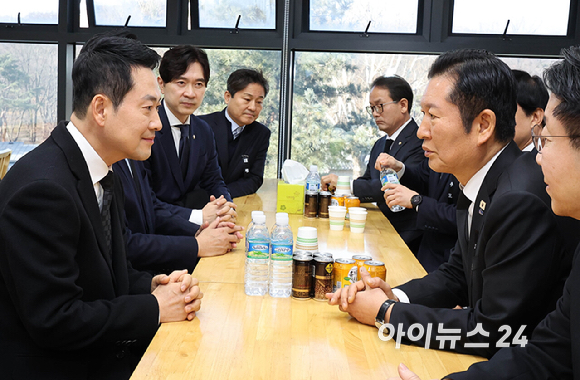 장동혁 국민의힘 장동혁 대표(왼쪽 둘째)가 30일 오전 서울 종로구 서울대학교병원 장례식장에 마련된 故 이해찬 전 국무총리의 빈소를 찾아 조문한 뒤 정청래 더불어민주당 대표와 대화하고 있다. [사진=사진공동취재단]