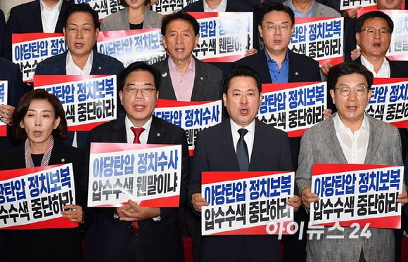 장동혁 국민의힘 대표, 송언석 원내대표 등 소속 의원들이 3일 오전 서울 여의도 국회 로텐더홀에서 특검의 압수수색을 규탄하는 구호를 외치고 있다. [사진=곽영래 기자]