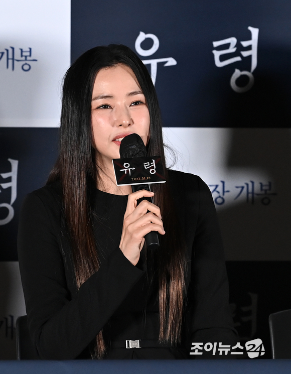 배우 이하늬가 11일 오후 서울 용산 CGV아이파크몰에서 열린 영화 '유령' 언론시사회에 참석해 인사말을 하고 있다.