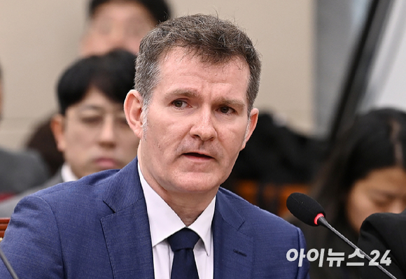 해롤드 로저스 쿠팡 대표이사가 17일 서울 여의도 국회 과학기술정보방송통신위원회 전체회의에서 열린 쿠팡 침해사고 관련 청문회에서 선서를 하고 있다. [사진=곽영래 기자]