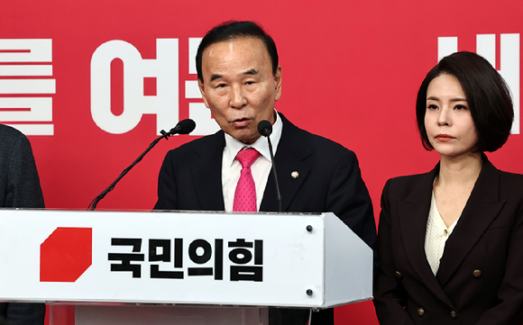 국민의힘 박덕흠 공천관리위원장이 14일 서울 영등포구 여의도 중앙당사에서 6&middot;3 지방선거 경북도지사 최종 후보에 이철우 현 경북도지사를 확정, 발표하고 있다. 2026.4.14 [사진=연합뉴스]