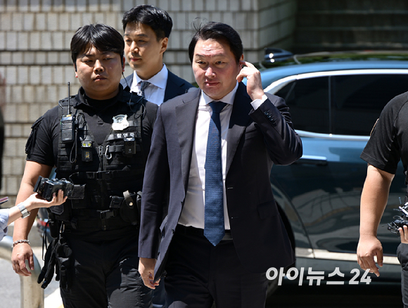 최태원 SK그룹 회장이 15일 서울 서초구 서울고등법원에서 열린 재산분할 파기환송심 2차 조정 기일에 출석하고 있다. [사진=사진공동취재단 ]