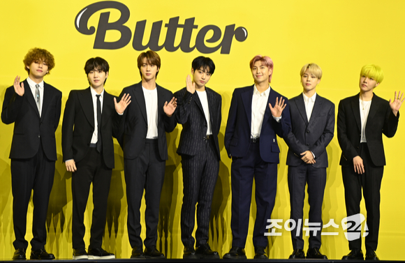 방탄소년단(BTS) 새 디지털 싱글 'Butter' 발매 기념 글로벌 기자간담회가 21일 오후 서울 송파구 방이동 올림픽공원 올림픽홀에서 열렸다. 방탄소년단이 포토타임을 갖고 있다.