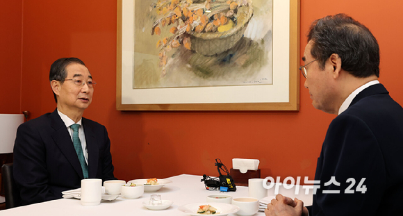 한덕수 무소속 대통령선거 예비후보(오른쪽)와 이낙연 전 국무총리가 6일 오전 서울 중구 한 음식점에서 오찬 회동을 갖고 있다. [사진=정소희 기자]