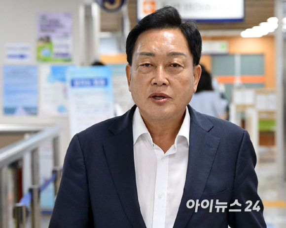 양평 공흥지구 특혜 의혹을 받는 김선교 국민의힘 의원이 15일 서울 서초구 서울중앙지방법원에서 열린 공판에 출석하고 있다. [사진=사진공동취재단 ]