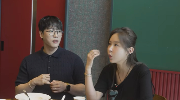 신지 문원이 코요태 멤버들과 상견례를 갖고 있다. [사진=신지 유튜브 채널 ]