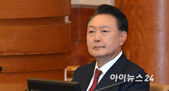 윤석열 대통령이 23일 서울 종로구 헌법재판소에서 열린 탄핵심판 4차 변론에 출석하고 있다. [사진=사진공동취재단]