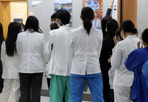 지난달 21일 오전 서울시내 한 대학병원에서 의료진이 점심을 먹기 위해 길게 줄을 서있다. 위 사진은 기사 내용과 무관함. [사진=뉴시스]