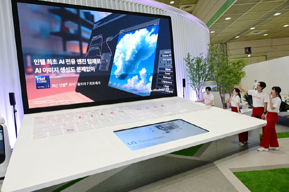 17일부터 3일간 서울 코엑스에서 열리는 월드IT쇼 2024의 LG전자 전시관에서 하루 2번 최신 AI 프로세서가 탑재된 'LG 그램 프로'가 전시돼 있다. [사진=LG전자]