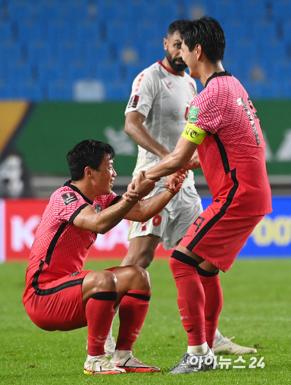 7일 오후 수원월드컵경기장에서 진행된 '2022 카타르 월드컵' 아시아 지역 최종예선 A조 2차전 대한민국과 레바논의 경기가 1-0 한국의 승리로 끝났다. 황희찬 일으켜 세우는 김영권.