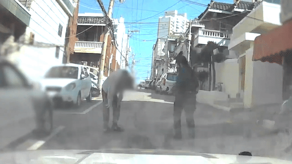 경찰이 지난달 15일 오전 9시 50분쯤 부산 남구에서 조화를 훔친 도주범을 체포하고 있다. [사진=부산경찰 유튜브 캡처]