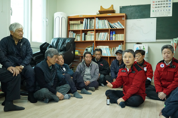 남성현 산림청장이 22일 충남 공주시 유규면 마을회관을 찾아 주민들에게 영농부산물 소각하지 않기 등 산불예방을 당부하고 있다. [사진=산림청]