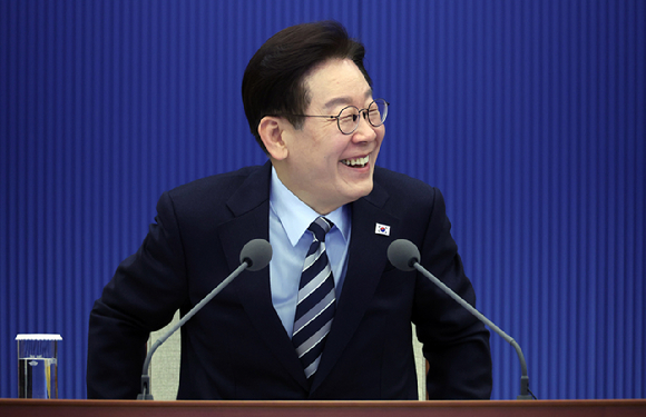 다주택자인 개그맨 출신 방송인 황현희가 이재명 정부의 고강도 부동산 규제에도 불구하고 집을 팔 생각이 없다고 밝혀 관심을 모으고 있다. 사진은 황현희. [사진=MBC 라디오스타]