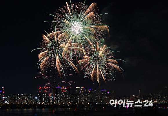 5일 밤 서울 여의도 한강공원에서 열린 '서울세계불꽃축제 2024' 에서 화려한 불꽃들이 밤 하늘을 수놓고 있다. [사진=곽영래 기자]