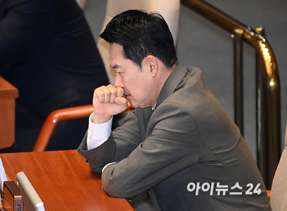 장동혁 국민의힘 대표가 2일 서울 여의도 국회 본회의장에서 열린 이재명 대통령의 중동 사태 대응 등을 위한 추가경정예산안을 경청하고 있다. [사진=곽영래 기자]