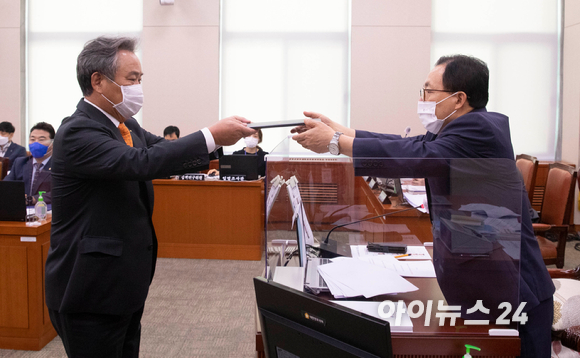 이기흥 대한체육회장(왼쪽) 12일 국회 문화체육관광위원회의 대한체육회, 국민체육진흥공단, 태권도진흥재단, 대한장애인체육회에 대한 국정감사에서 선서를 하고 있다. 앞줄 오른쪽부터 오응환 태권도진흥재단 이사장, 조현재 국민체육진흥공단 이사장, 정진완 대한장애인체육회장.