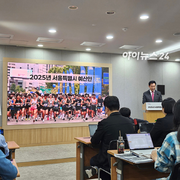 오세훈 서울시장이 31일 오전 서울시청에서 내년도 예산안을 발표하고 있다. [사진=이효정 기자 ]