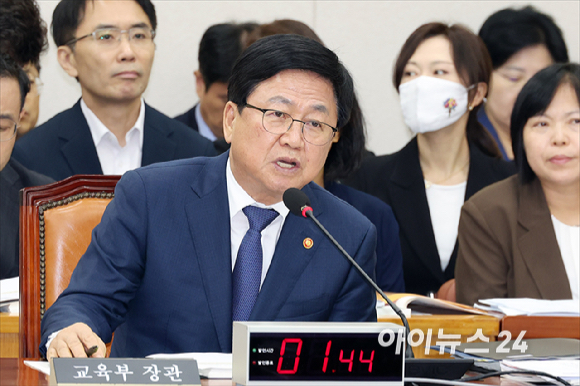 최교진 교육부 장관이 14일 서울 여의도 국회에서 열린 국회 교육위원회 교육부 등에 대한 2025 국정감사에서 질의에 답변하고 있다. [사진=곽영래 기자]