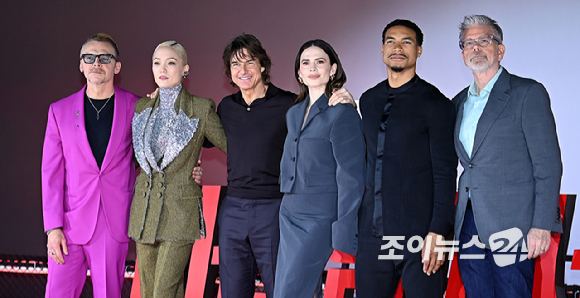 사이먼 페그, 폼 클레멘티에프, 톰 크루즈, 헤일리 앳웰, 그렉 타잔 데이비스, 크리스토퍼 맥쿼리 감독이 8일 서울 잠실 롯데시네마 월드타워에서 열린 영화 '미션 임파서블: 파이널 레코닝' 내한 프레스컨퍼런스에서 포토타임을 갖고 있다. [사진=곽영래 기자]