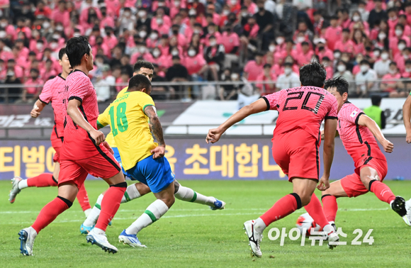 2일 오후 서울 월드컵경기장에서 열린 대한민국과 브라질 축구 국가대표팀 친선경기에서 후반 브라질 제주스가 팀의 다섯번째 골을 넣고 있다. [사진=정소희 기자]