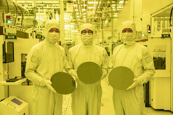 삼성전자 파운드리사업부 임직원들이 화성캠퍼스 3나노 양산라인에서 3나노 웨이퍼를 보여주고 있다. [사진=삼성전자]