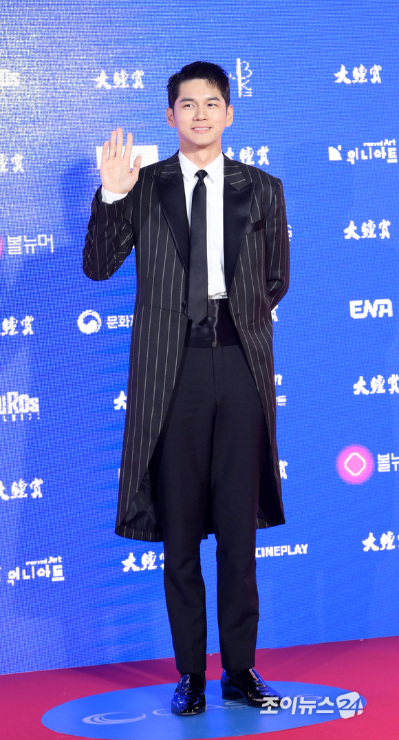 배우 옹성우가 9일 오후 서울 광진구 화양동 건국대 새천년홀에서 열린 '제58회 대종상영화제' 레드카펫 행사에 참석하고 있다. [사진=정소희 기자]