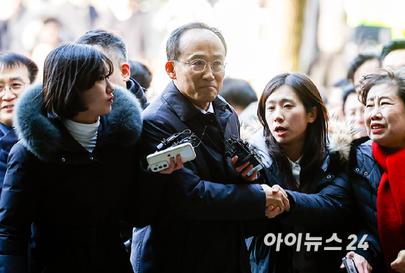 추경호 국민의힘 의원이 2일 서울 서초구 서울중앙지방법원에서 열린 구속 전 피의자 심문(영장실질심사)에 출석하며 국민의힘 의원들의 응원을 받고 있다. [사진=정소희 기자]