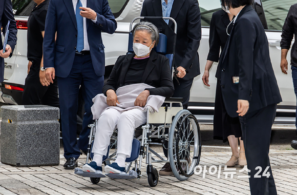 윤석열 정부와의 '정교유착' 혐의로 기소된 한학자 통일교 총재가 10일 서울 서초구 서울중앙지방법원에서 열리는 결심 공판에 출석하고 있다. [사진=사진공동취재단 ]
