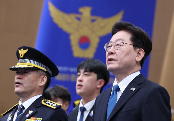 이재명 대통령이 21일 서울 서대문구 경찰청에서 열린 81주년 경찰의 날 기념식에서 애국가를 제창하고 있다. 왼쪽은 김종철 경찰청장 직무대행. 2026.10.21 [사진=연합뉴스]