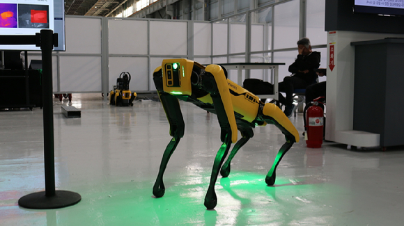 보스턴 다이나믹스의 4족 보행 로봇 'SPOT'이 공장을 자율 순찰하며 다양한 센서로 설비 상태를 실시간 모니터링하는 모습. [사진=현대자동차]