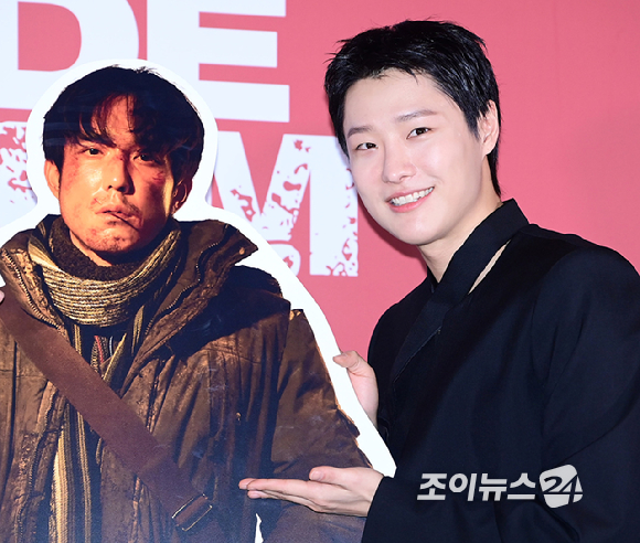 배우 우즈(조승연)가 20일 서울 용산구 CGV 아이파크몰에서 진행된 영화 '슬라이드 스트럼 뮤트'(감독 박세영) 언론시사회에 참석해 저스틴 민 등신대와 포토타임을 갖고 있다. [사진=정소희 기자]
