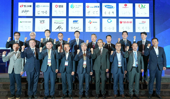 지난 20일 열린 &lsquo;2025 식품산업 ESG 공동실천 선언식&rsquo;에서 김승언 남양유업 대표집행임원(1열 우측 4번째)과 박진선 한국식품산업협회장(1열 우측 5번째) 등이 기념촬영을 하고 있다. [사진=남양유업]