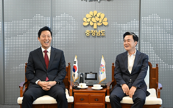 오세훈 서울시장(왼쪽)과 김태흠 충청남도지사가 17일 충청남도청에서 '상생발전을 위한 우호교류강화 업무협약'을 체결했다. [사진=서울시]