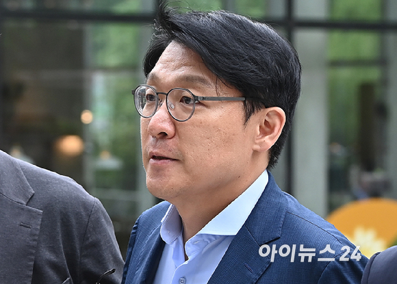 '공천개입 의혹' 김상민 전 부장검사가 9일 오전 서울 종로구에 마련된 김건희 특검팀(특별검사 민중기) 사무실로 조사를 받기 위해 출석하고 있다. [사진=곽영래 기자]