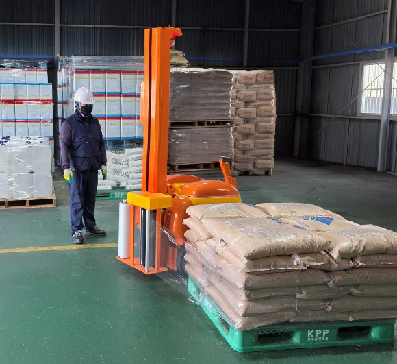 LG화학이 지원한 이동식 랩핑기로 (주)부승화학 직원이 제품을 포장하고 있다. [사진=LG화학]