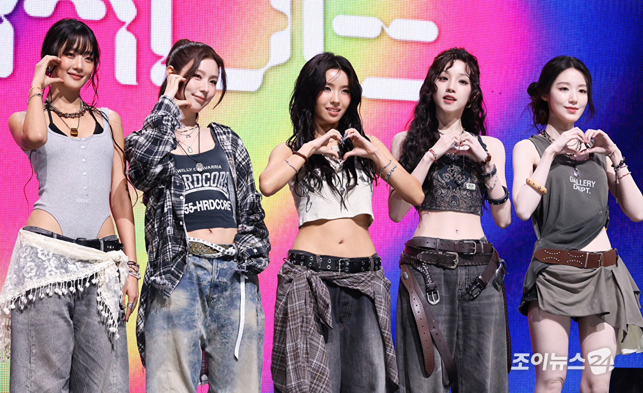 그룹 아이들이 6일 오후 서울 광진구 광장동 예스24라이브홀에서 진행된 아이들(i-dle) 아홉 번째 미니 앨범 '위 메이드'(We made) 발매 기념 쇼케이스에 참석해 포즈를 취하고 있다. [사진=문수지 기자]