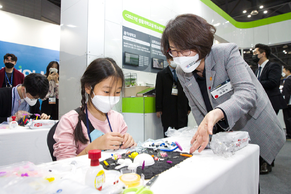 2021 대한민국 과학기술 대전이 지난 22일부터 24일까지 일산 KINTEX에서 열렸다. '국가필수전략기술관'에서는 글로벌 기술패권 시대의 국가경쟁력을 좌우할 필수전략기술 10개를 소개했다. [사진=한국과학창의재단]