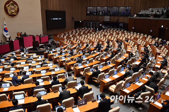 7일 오후 서울 여의도 국회에서 열린 제435회 국회(임시회) 제1차 본회의에서 대한민국헌법 개정안이 국민의힘 의원 불참으로 투표가 불성립 되고 있다. 국민의힘 의원들의 자리가 비어 있다. [사진=곽영래 기자]
