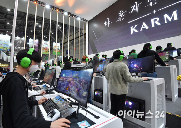 13일 부산 해운대구 벡스코에서 열린 국제게임전시회 '지스타 2025'에서 참관객들이 넷마블 부스를 체험하고 있다. [사진=곽영래 기자]