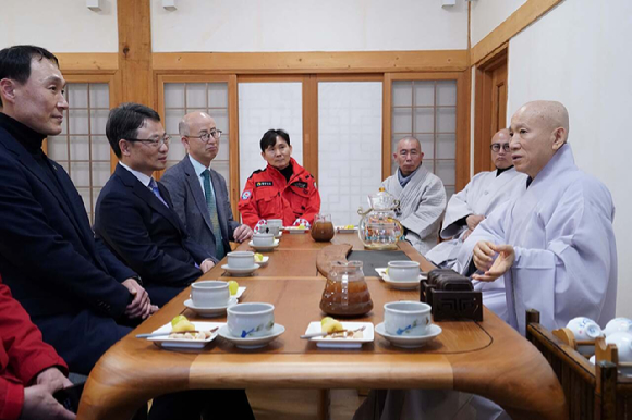 박은식 산림청장이 18일 팔만대장경 판각용 국산목재 공급 등 협력체계 구축을 위해 합천 해인사를 방문해 혜일 주지 스님을 만나 환담하고 있다. [사진=산림청]